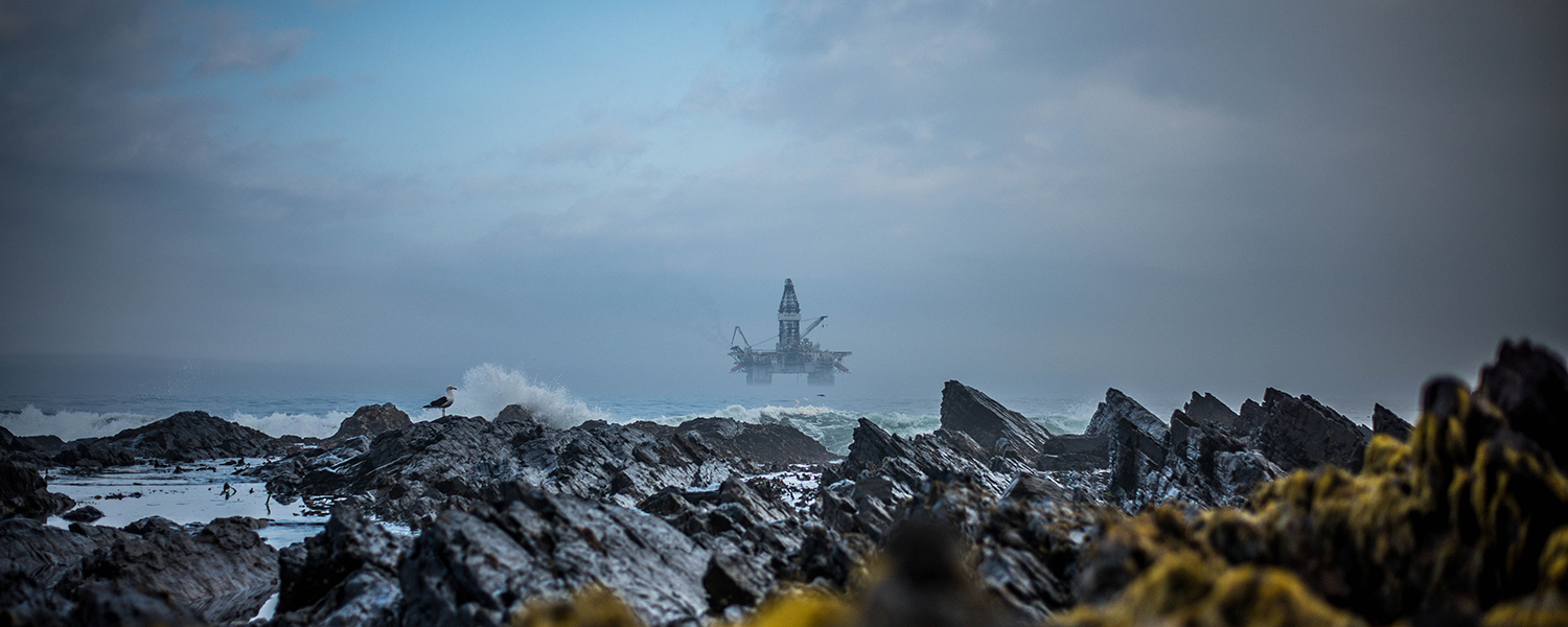 Oil rig in the distance. Photo by Clyde Thomas courtesy of Unsplash